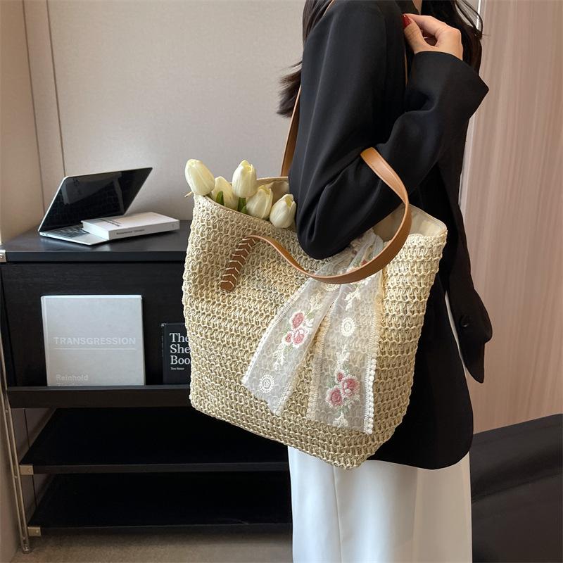 Niche woven bucket bag 2025 new class tote bag women's large-capacity shoulder straw bag