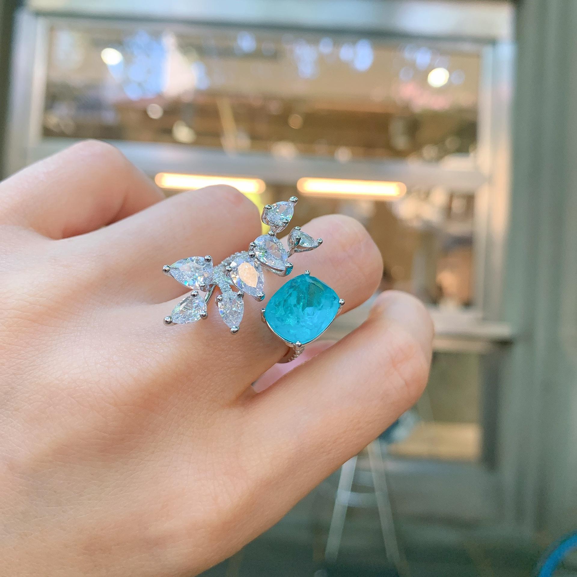 

Ювелирный стиль Ретро Имитация цвета Сокровище, Ювелирное кольцо-подвеска в форме цветка Основной камень 10 * 12