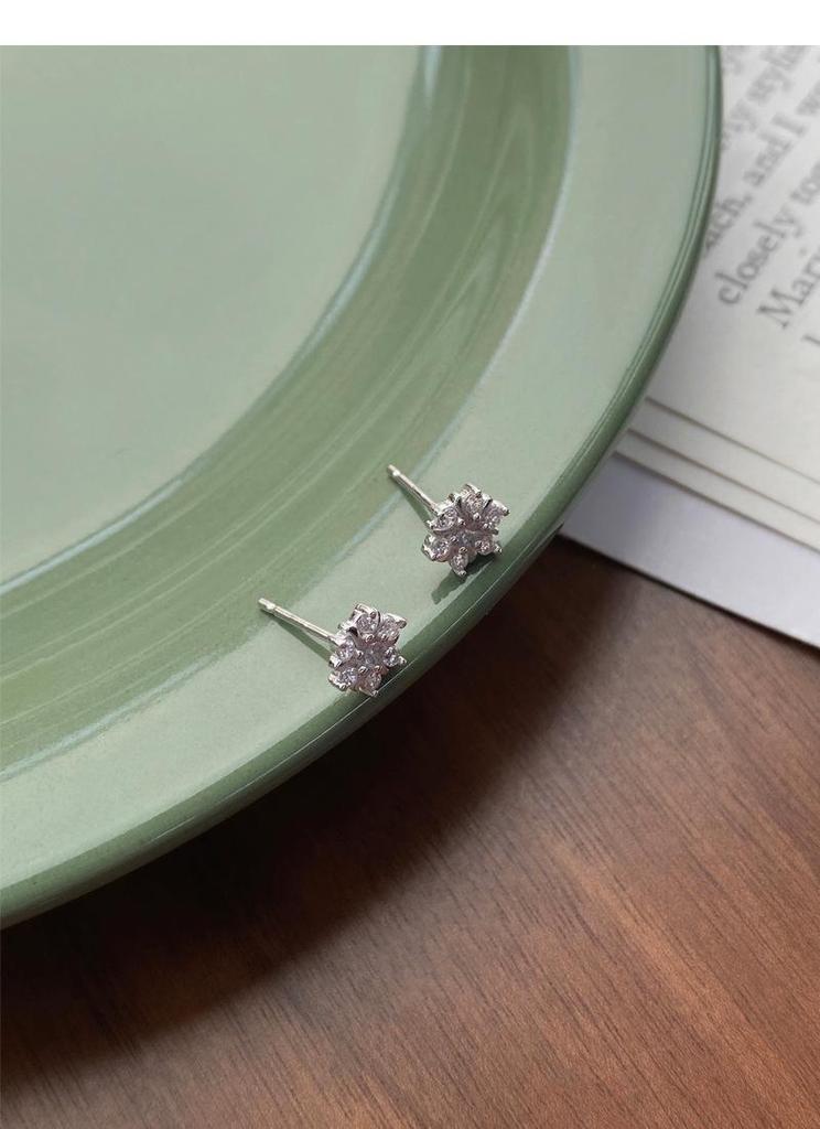 Sterling Silver Snowflake Zirconia Stud Earrings – Light Luxury, Versatile, High-End Jewelry for Women, Perfect for Autumn, Winter, and Christmas.