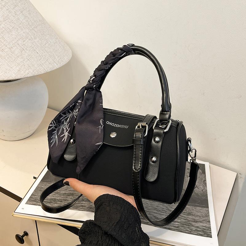 Popular small bag women's new portable pillow bag high-end retro commuter messenger bag
