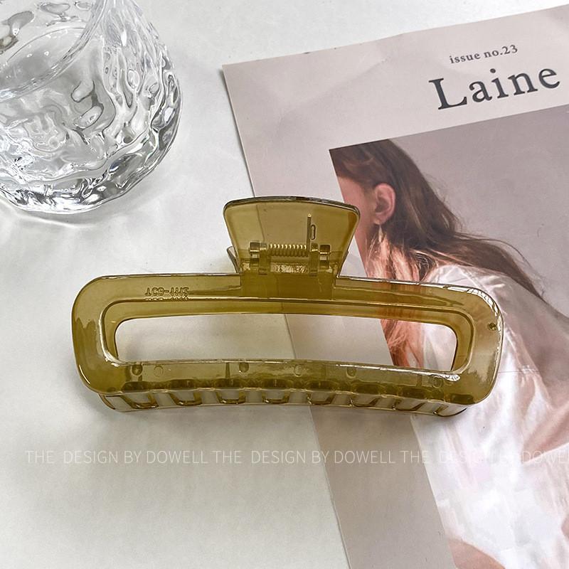 

Elegant Oversized Hair Claw Clips Featuring Trendy Geometric Designs For Women