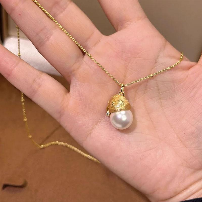 Xiaohongshu Trendy Christmas Tree & Hat Necklace: Stylish & Luxurious Fashion Accessory