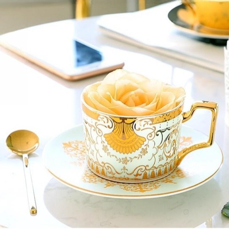 Feines Knochenporzellan Kaffeetassen- und Untertassensets, 270 ml Wunderschön glasierte Teetasse mit Goldrand und Henkel, Keramik-Kaffeetassen mit goldenem Löffel