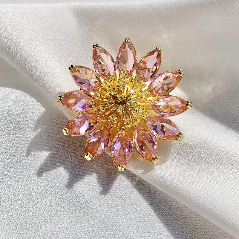 Bo Xin Yun Gold-Plated Copper Sunflower Brooch with Zircon Snowflake Design