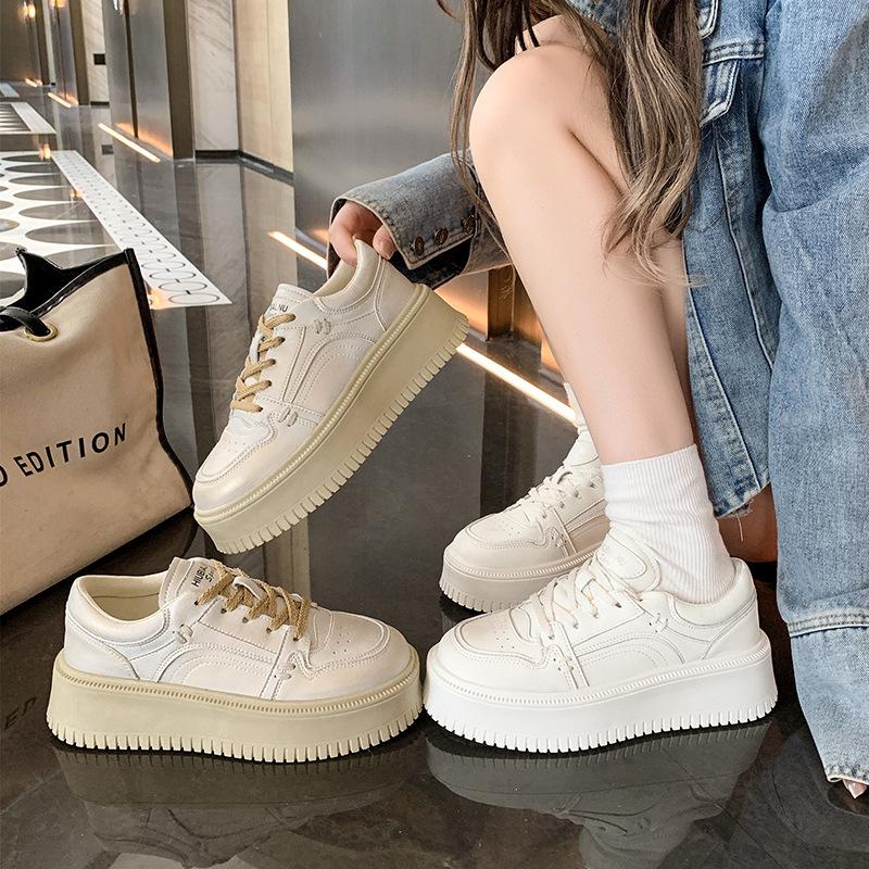 Small man thick-soled heightening Hong Kong style little white shoes women's 2025 autumn and winter new versatile skirt muffin shoes board shoes