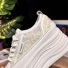Nuove scarpe da ginnastica casual con zeppa interna per aumentare l'altezza, per primavera ed estate