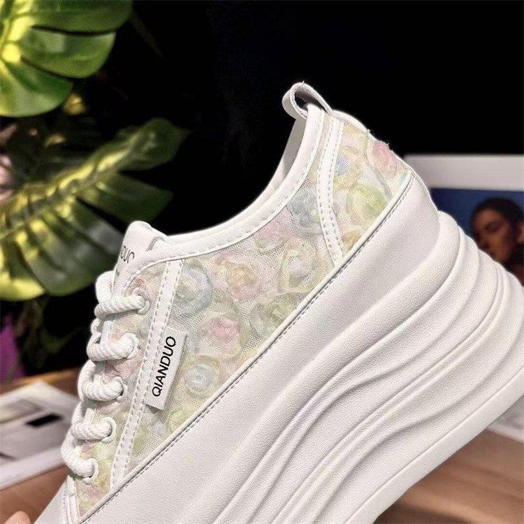 Nuove scarpe da ginnastica casual con zeppa interna per aumentare l'altezza, per primavera ed estate
