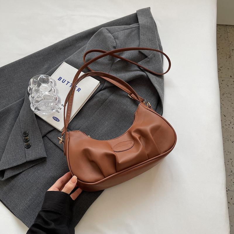 

Текстурированная маленькая сумка под мышкой женская 2025 новая модная однотонная сумка-полумесяц летняя простая наплечная сумка-тоут коричневый