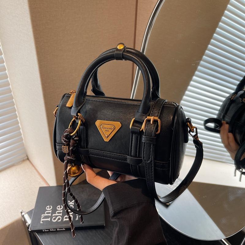 High-end Niche Bag Women's Autumn and Winter Retro New Fashion Messenger Bag Portable Commuter Pillow Bag