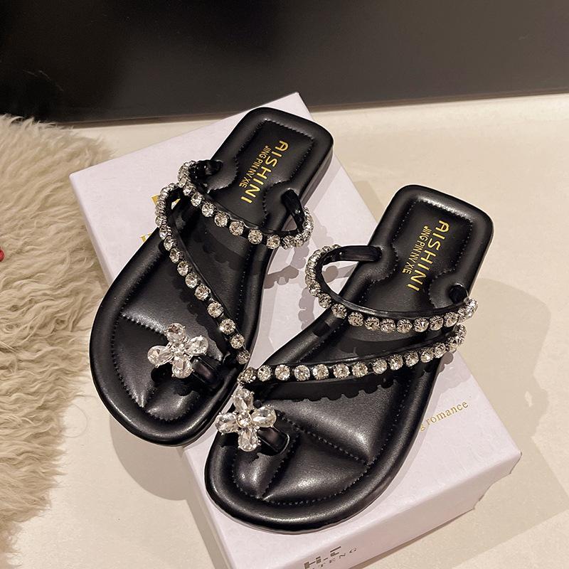 

Набор с плоской подошвой, маленький крутой тапочек для пальцев, женские 2025, новые летние, с мягкой подошвой, со стразами, красивые приморские сандалии 40