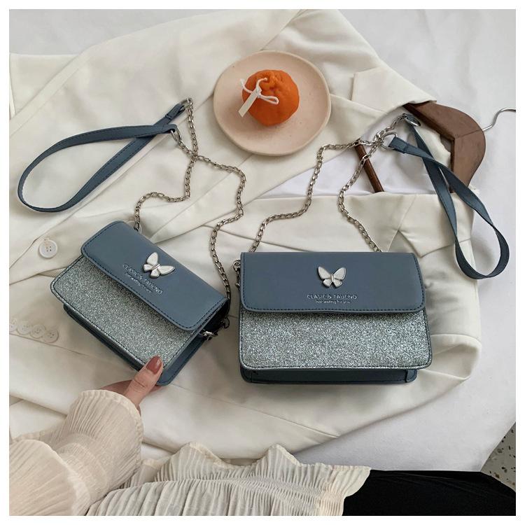 Женская однотонная квадратная сумка с цепочкой — фото 5