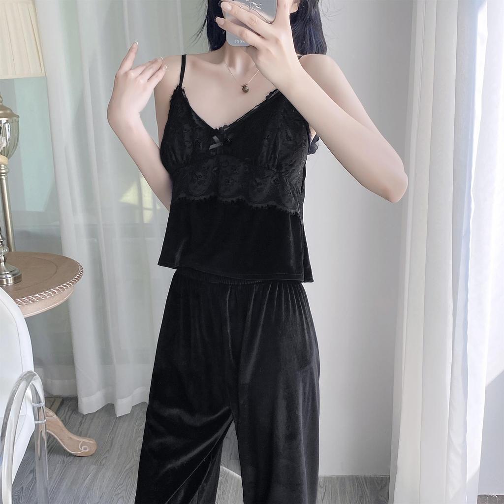 Zestaw trzyczęściowy: złoty aksamitny koronkowy top na ramiączkach i długie spodnie. Damska odzież domowa na jesień/zimę.