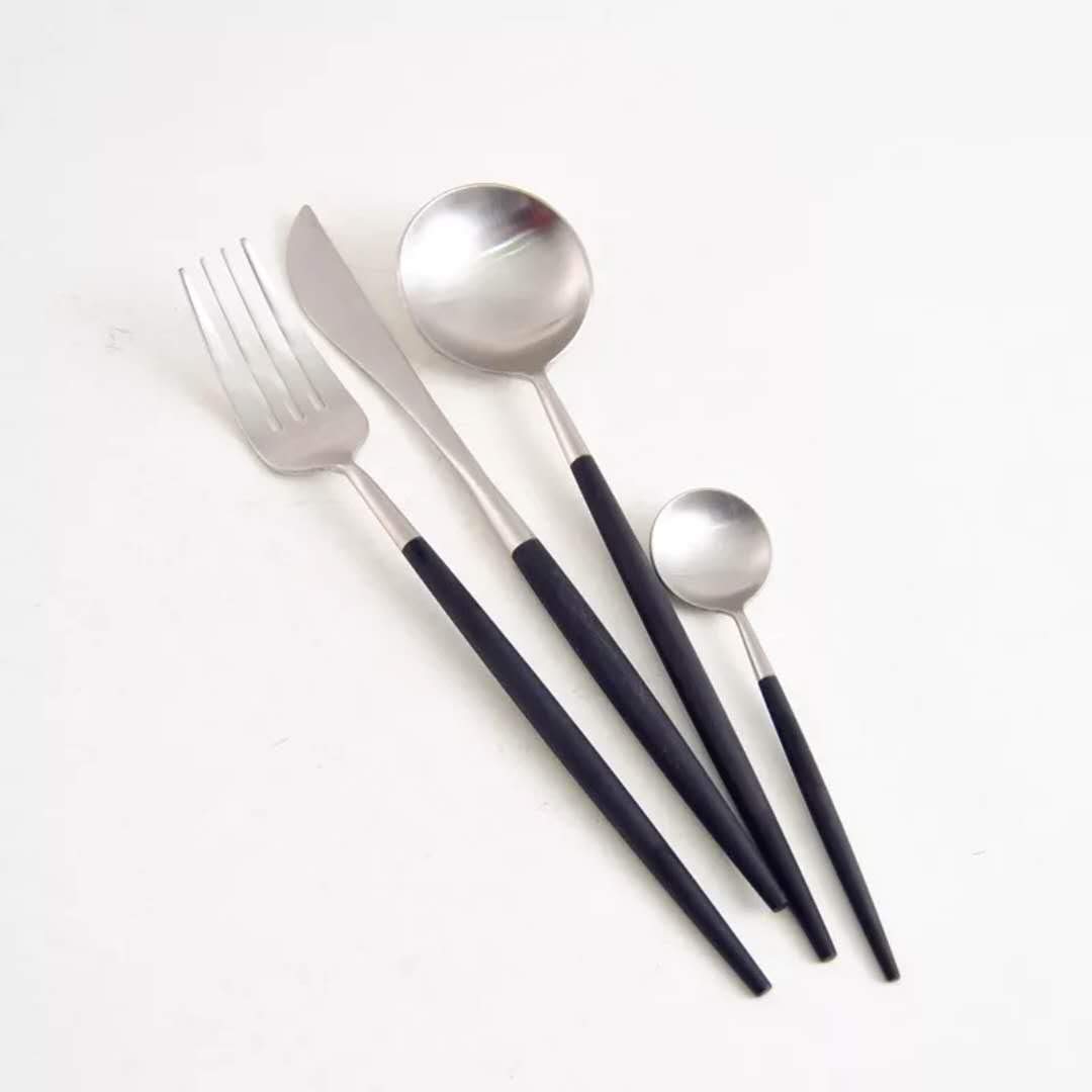 

Набор основных столовых приборов Cesa Beams Nordic Cutlery, 4 предмета (Обеденная ложка, Нож, Вилка, Чайная ложка) (Черное серебро)