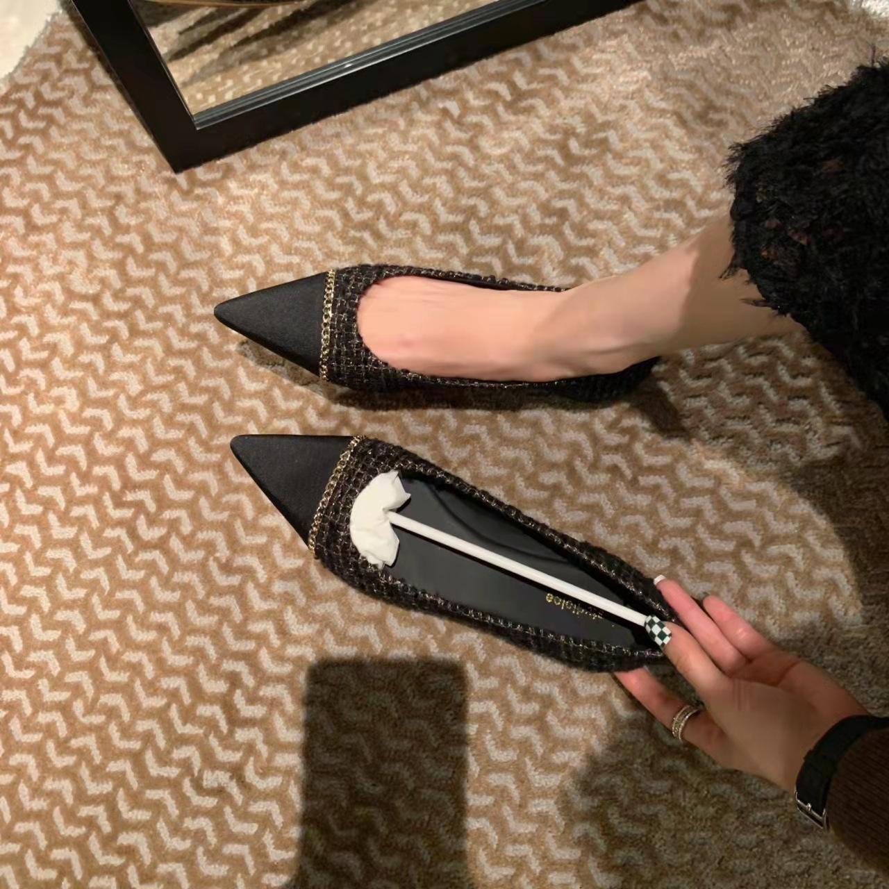 

Однотонные черные туфли на плоской подошве из твида с острым носком и неглубоким вырезом, на дорогой золотой цепочке, новинка весенне-осеннего сезона, сдержанный темперамент 40 золотой