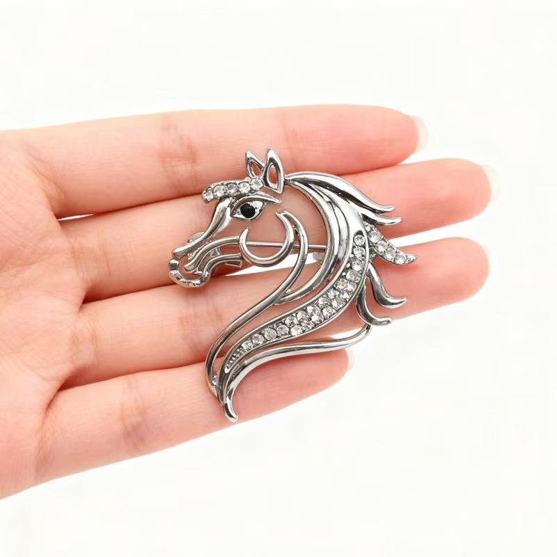

Elegant Horse Head Brooch Pin for Women Men Fashion Jewelry with Crystal Rhinestones Lightweight Sturdy Accessory 1PCS сірий