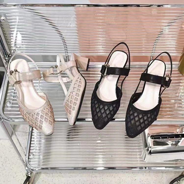 Yeni Yaz Oyuk File Nefes Alabilir Arka Oyuk Kalın Topuk Rhinestone Mizaç Kadın Sandaletleri Yumuşak Deri Burunlu Ayakkabılar