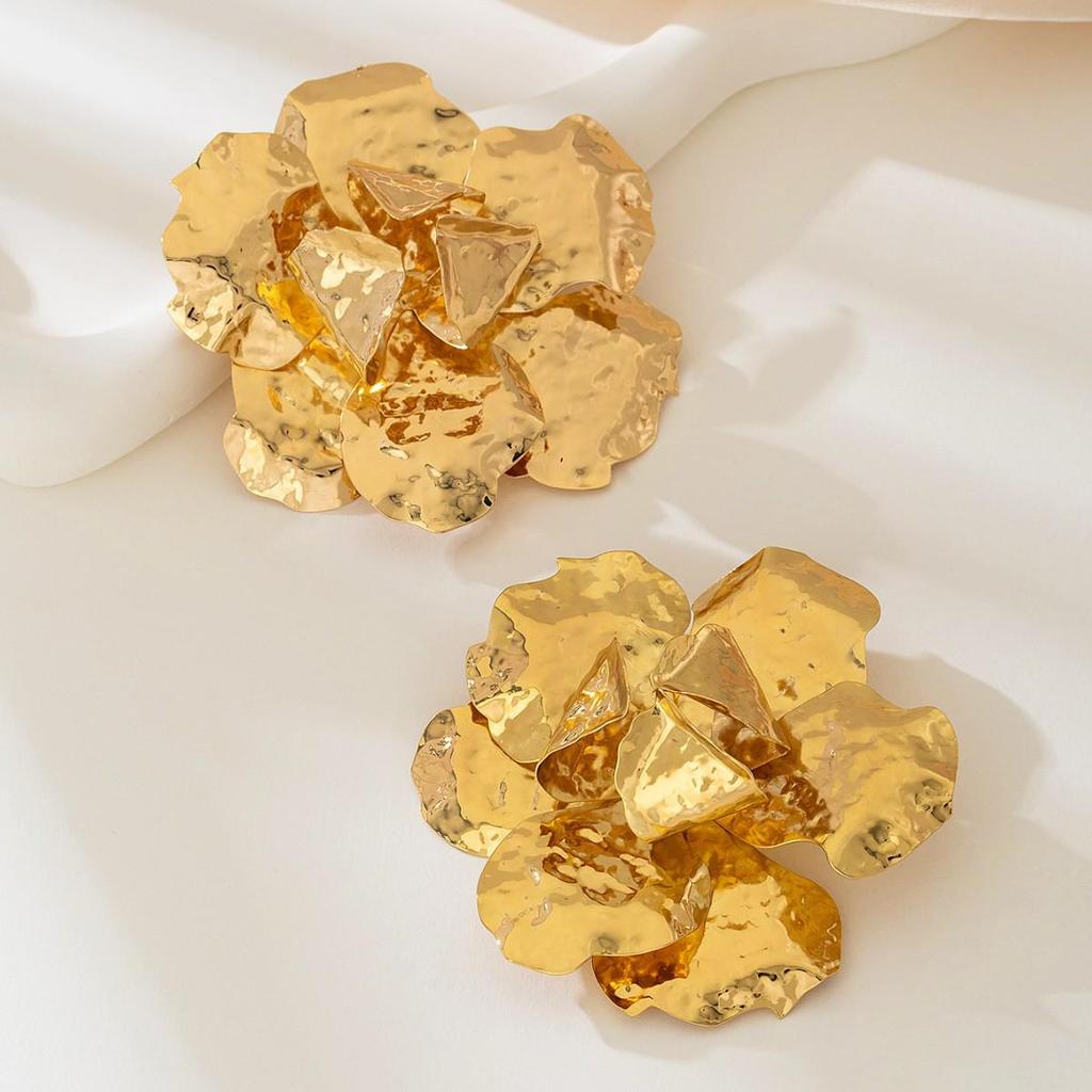 Retro Flower Stud Earrings: Gold 3D Floral Irregular Geometric Design for Women