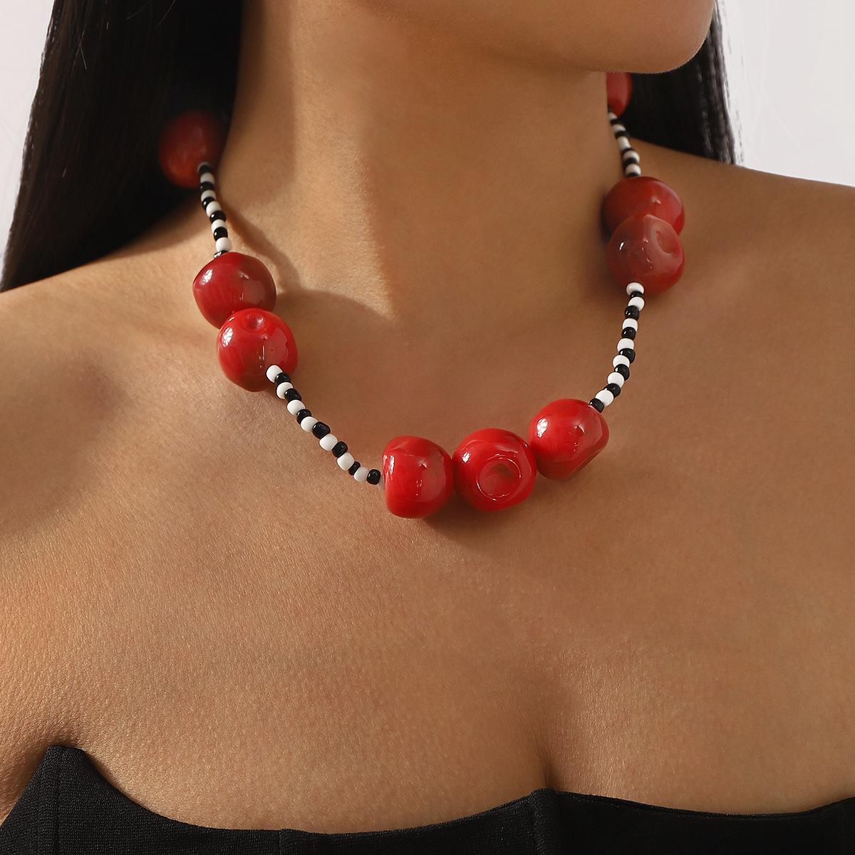 

Модные ожерелья для женщин. Ювелирные изделия красный