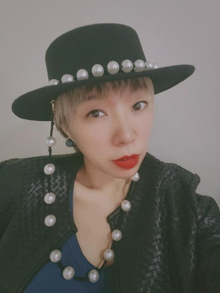 British Retro Black Woolen Flat Top Top Hat Women'S Autumn And Winter Pearl Chain Flat Brim Felt Hat Internet Celebrities Of The Same Style