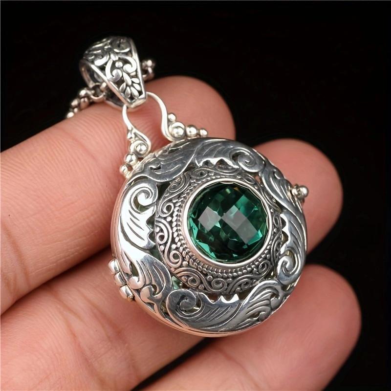 Retro Gau Box Pendant Necklace with Openable Photo Compartment for Women