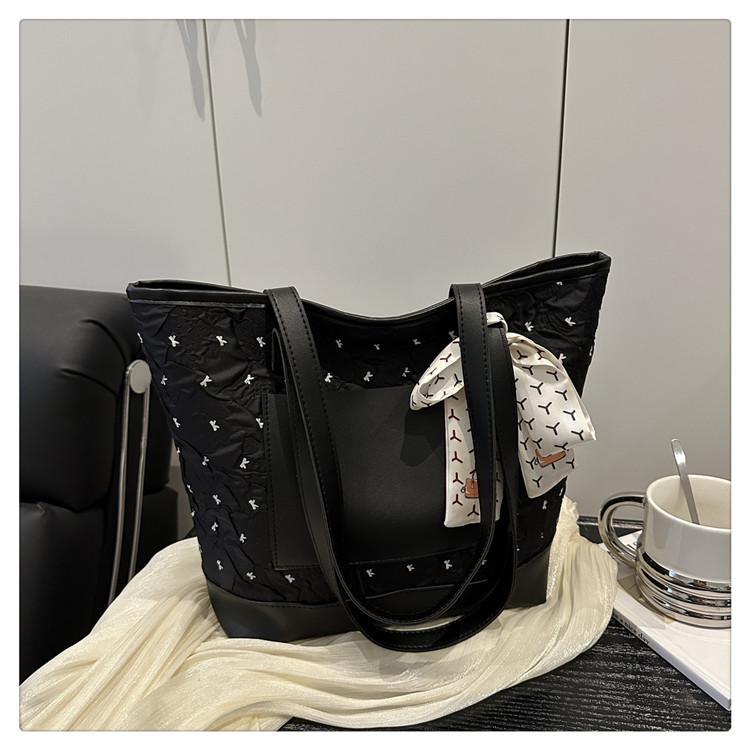 

Women s Large Capacity Colorblock Tote Bag - Fashionable Autumn 2025 Handbag for Commuting 26x12.5x29 cm чорний