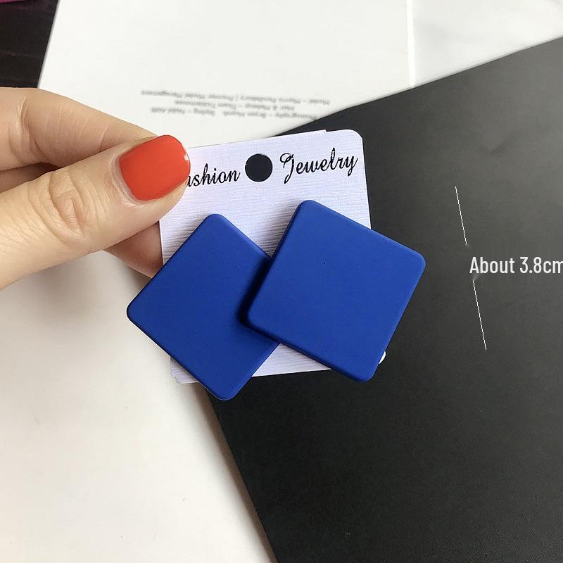 Trendy geometrické matné akrylové náušnice v barvách bonbónů