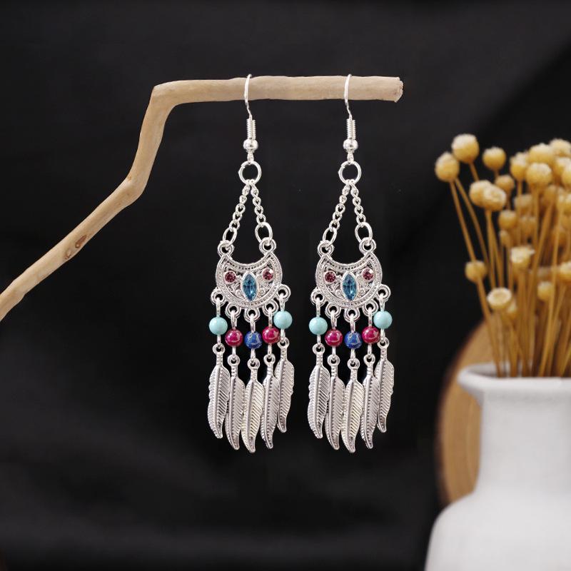 Boucles d'oreilles pendantes à pompons de plumes ethniques - Style argent Miao imitation, article touristique populaire, design mignon de haricot.