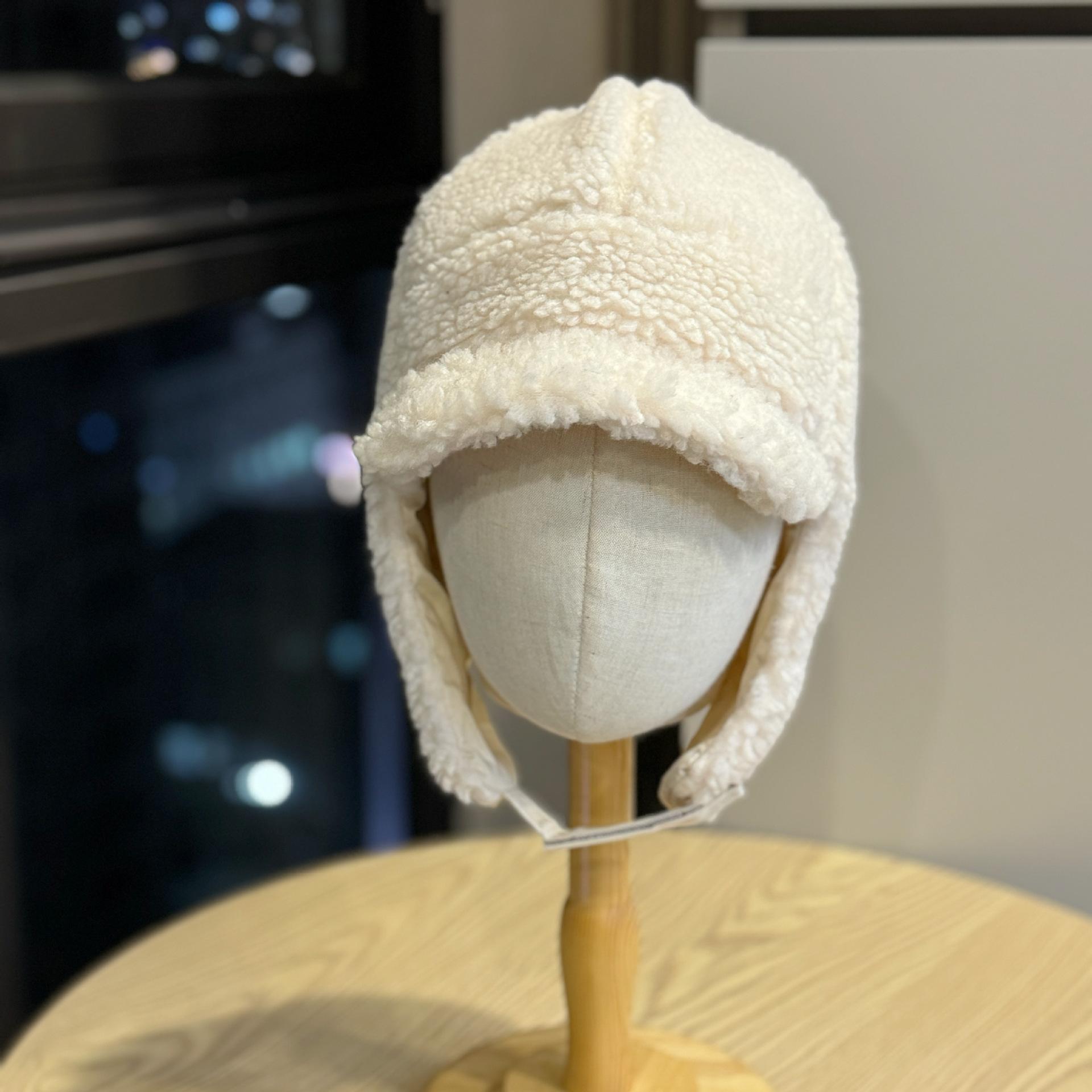 

The new autumn/winter lamb s wool Lei Feng hat is a fashionable earmuff for women, perfect for outdoor cycling and keeping warm. It comes in solid Adult54-60Average Size бежевый