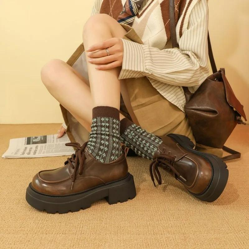 Mode Brittisk Stil Tjocksulade Nya Höst och Vinter Mångsidiga Mode Svarta Trend Enskor Svampkaka Loafers för Kvinnor