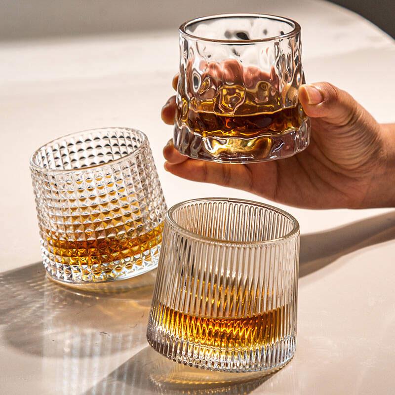Luxusní sklenice na víno Sklenice na whisky Rotační sklenice Vynikající průhledná sklenice Bar Personalizovaná sklenice na víno Vánoční dárek