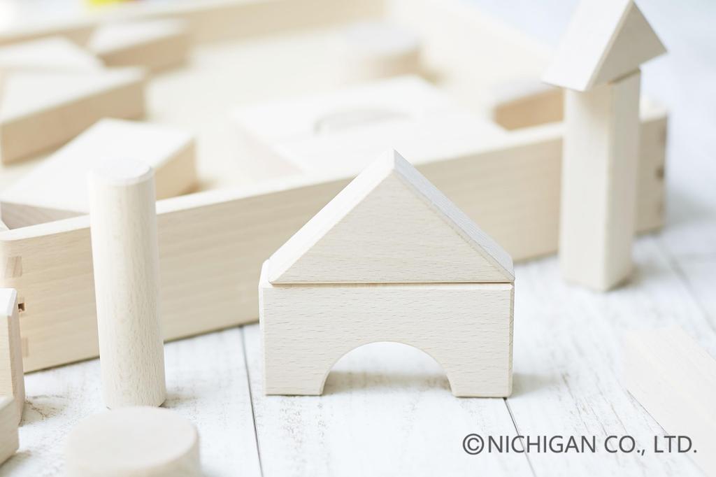 Made in Japan from natural wood, unpainted building blocks. Nichigan U1 30-piece set with wooden storage box.
