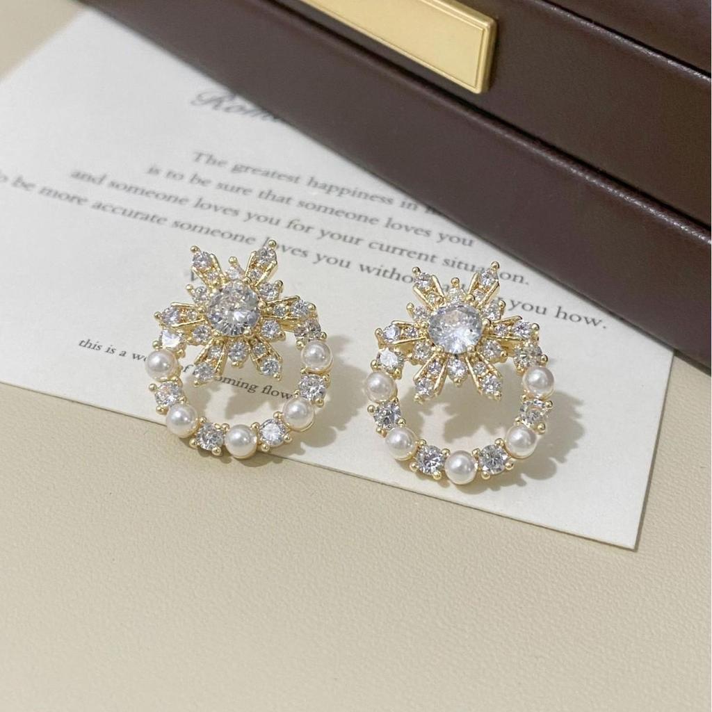 Exquisite Snowflake Zircon Pearl Earrings: Unique Versatile Studs for Women
