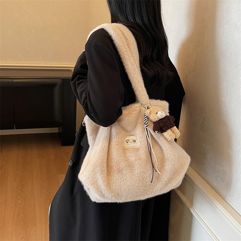 Plush bag women's 2025 new autumn and winter popular fashion lazy relaxation commuter tote bag messenger bag
