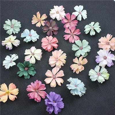 50 kusů 4,5 cm Mini hedvábná umělá květina Hlava sedmikrásky Mini hedvábná umělá květinová dekorace Domácí svatební dekorace DIY materiál