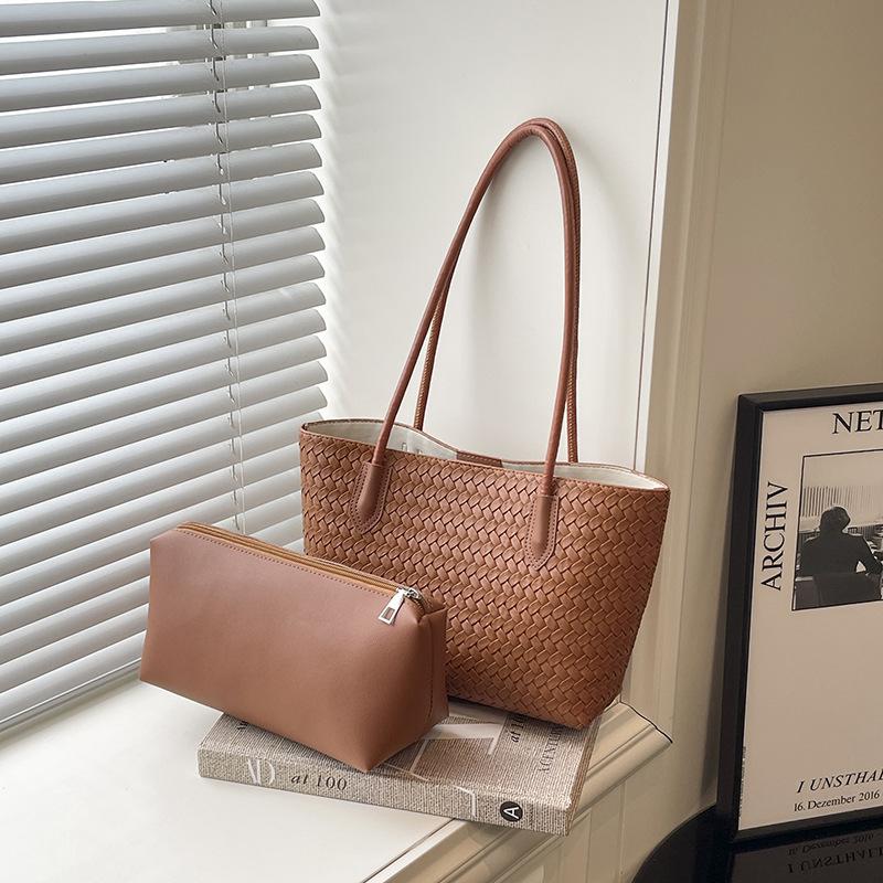 

Large capacity bag niche high-end foreign style new casual shoulder fashion underarm bag woven commuter tote bag