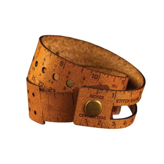 

Кожаный измерительный инструмент 7-в-1 Многофункциональная 18-дюймовая линейка для запястья с измерителем петель, тестером пряжи, маркерами петель темно-коричневого