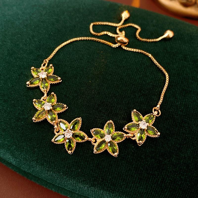 Gold-Plated Zircon Heart Bracelet: Exquisite, Versatile High-End Fashion Jewelry.