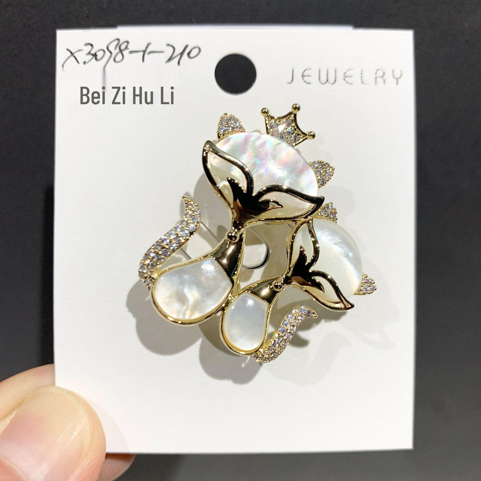 Charming Fox Brooch: Elegant Niche Design with Natural Shell for Cardigans