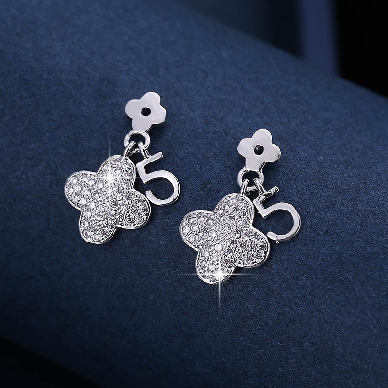 Four-Leaf Clover Diamond-Inlaid Creative Earrings - Elegant and Fashionable Design