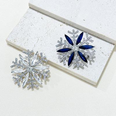 Fashion Snowflake Brooch Women's High-end Rhinestone Corsage Flash Diamond Anti-light Silk Scarf Buckle Clothing Accessories
