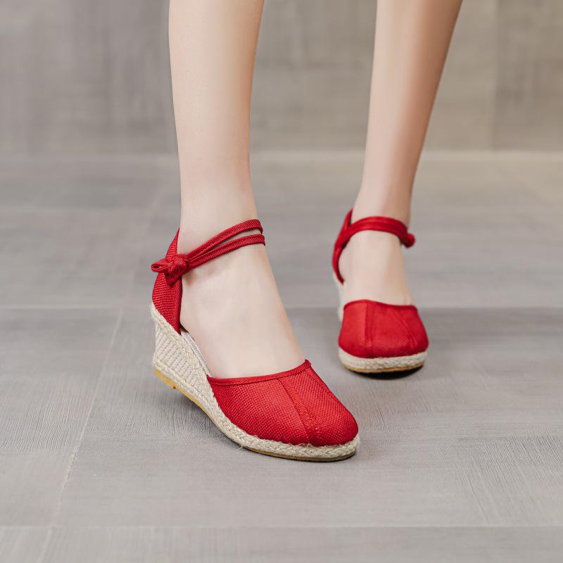 

Женские босоножки на танкетке в корейском стиле 2025: Удобный заостренный носок с пряжкой и льняным дизайном 36