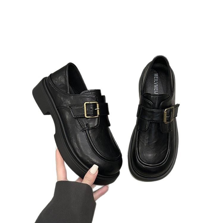 Internet-Berühmtheit Retro-Pedal kleine Lederschuhe Damen 2025 neue Frühling Plateau vielseitige Slipper Britische Gürtelschnalle Einzelne Schuhe