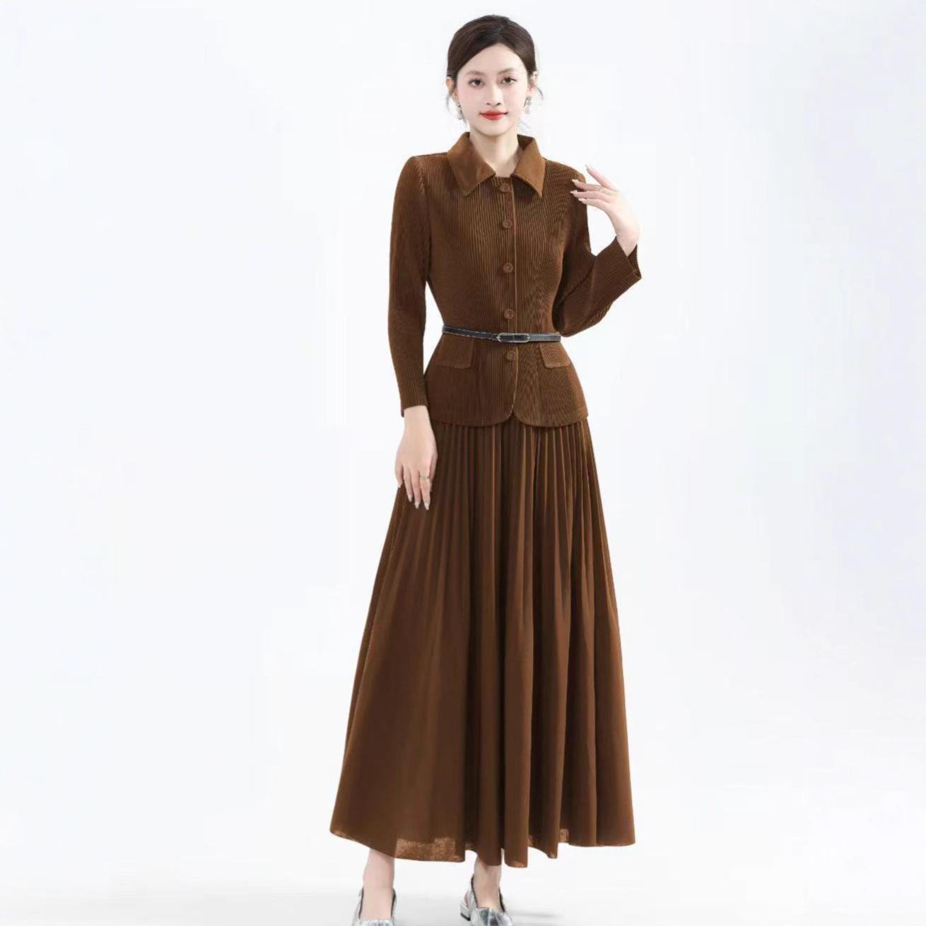 

Элегантный двухпредметный комплект с плиссировкой от Мияке большого размера для женщин - Стильный и стройнящий One Size (45kg-100kg) кофейный