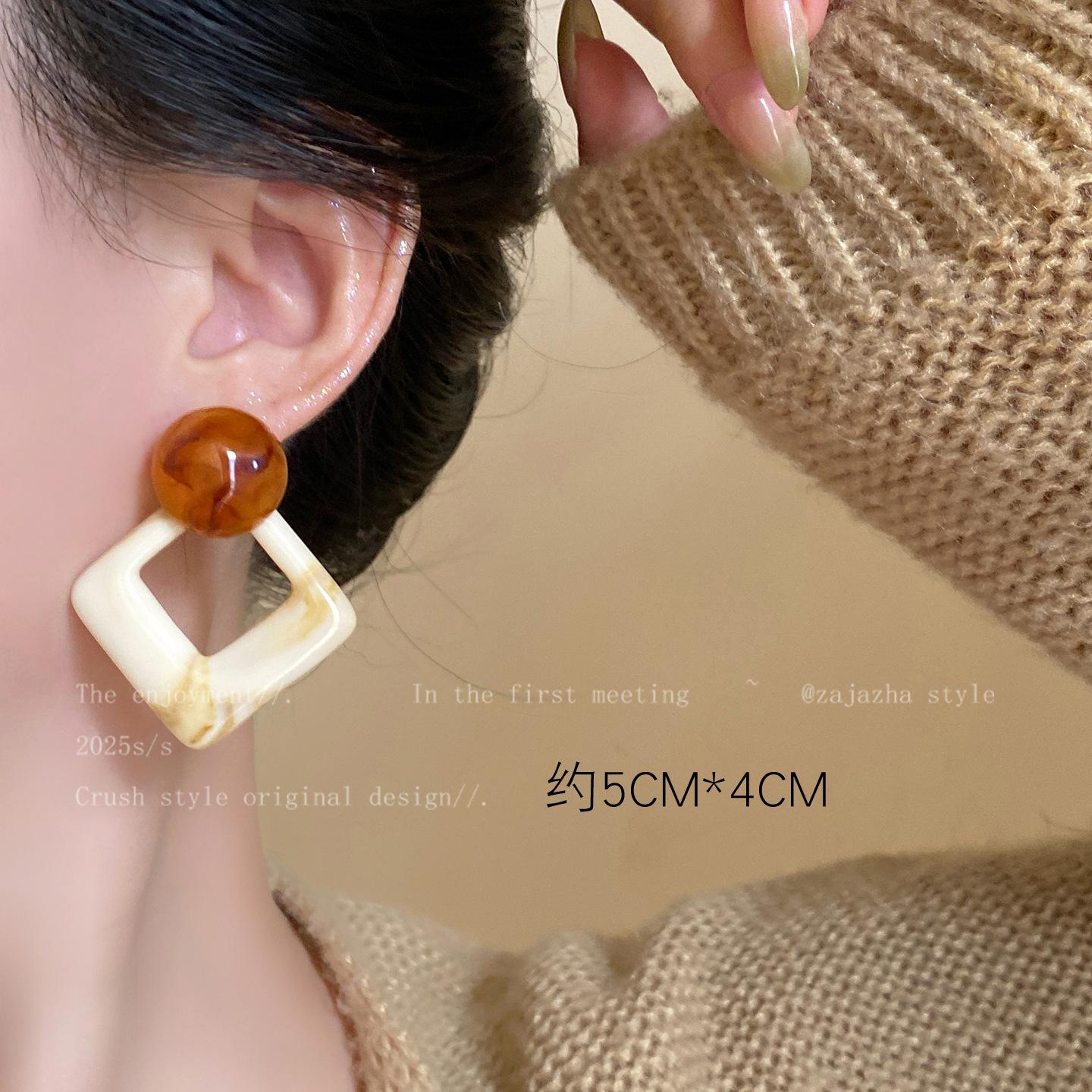 

Silver needle pearl resin triangle pendant earrings retro court style stud earrings light luxury high-end earrings women