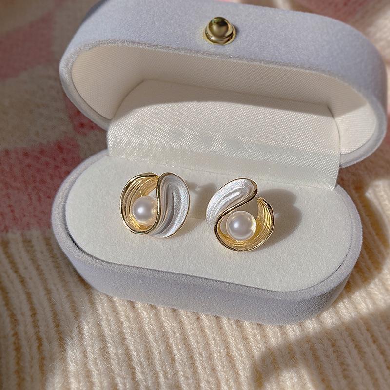 New Irregular Mussel Stud Earrings Women Unique Personality Small Flower Leaf Zircon Heart Earrings Wedding Zircon Birthday Gift