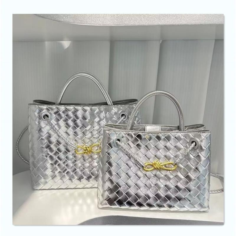 

Нишевый дизайн весна новая металлическая пряжка-веревка кожаная плетеная сумка-тоут на одно плечо портативная большая вместимость ретро женская сумка Small (25CM)