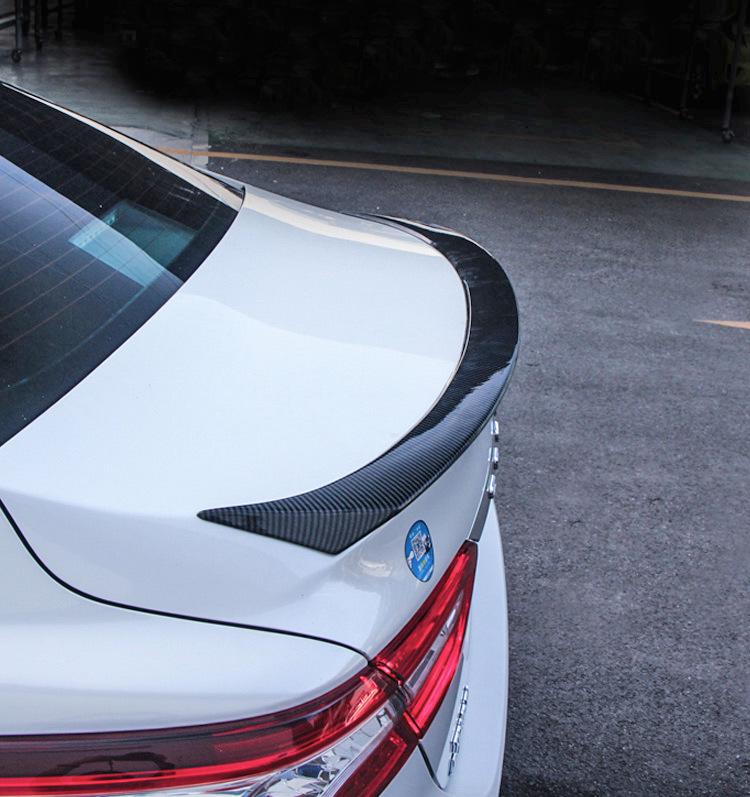 Kit Carrozzeria Stile USA per Camry Gen 8 Modelli 18-23: Spoiler Posteriore, Lip Anteriore, Spoiler sul Tetto, Minigonne Laterali