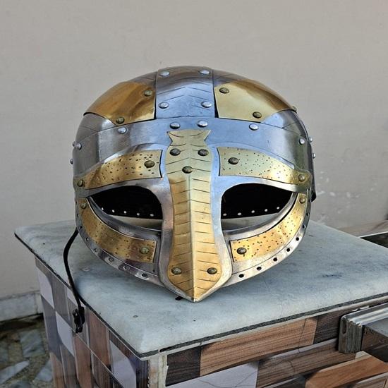 

Середньовічний шолом лицаря-вікінга Сталевий норманський шолом з наносником для реконструкції