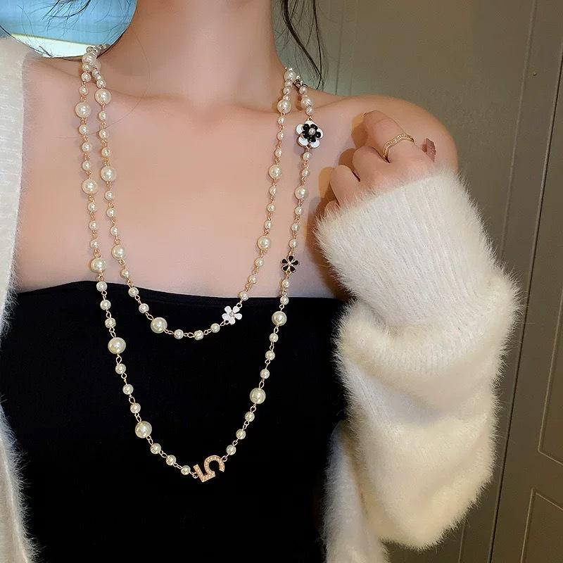 Lusso leggero e di alta gamma multistrato, catena per maglione femminilità semplice lunga autunno e inverno collana, accessori