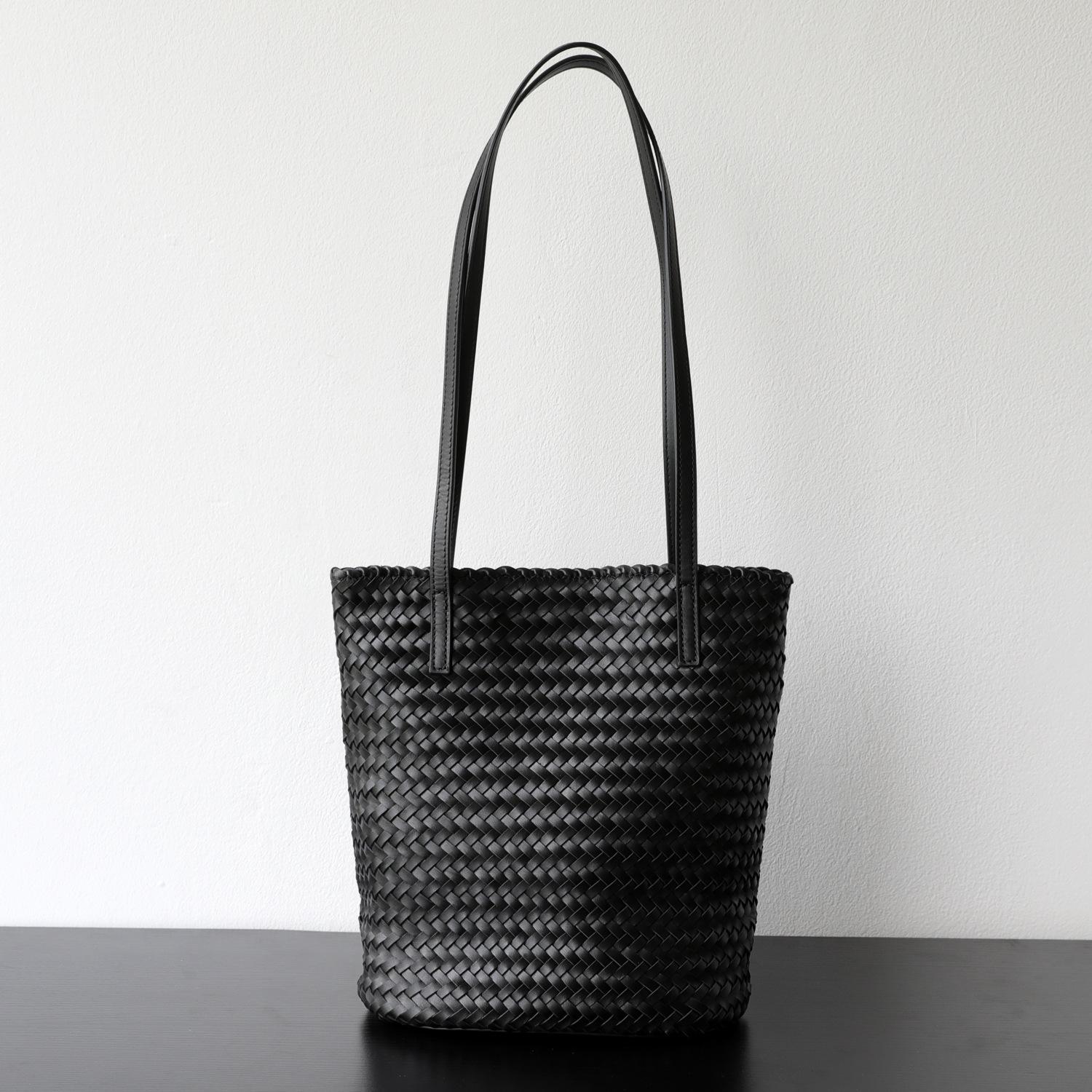 

Public Lightweight Lambskin Handmade Knitted Underarm Bag Simple Design Genuine Leather Handbag 20.5x13x25cm